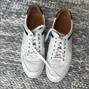Magnanni White Leather Sneakers Minimalist Design